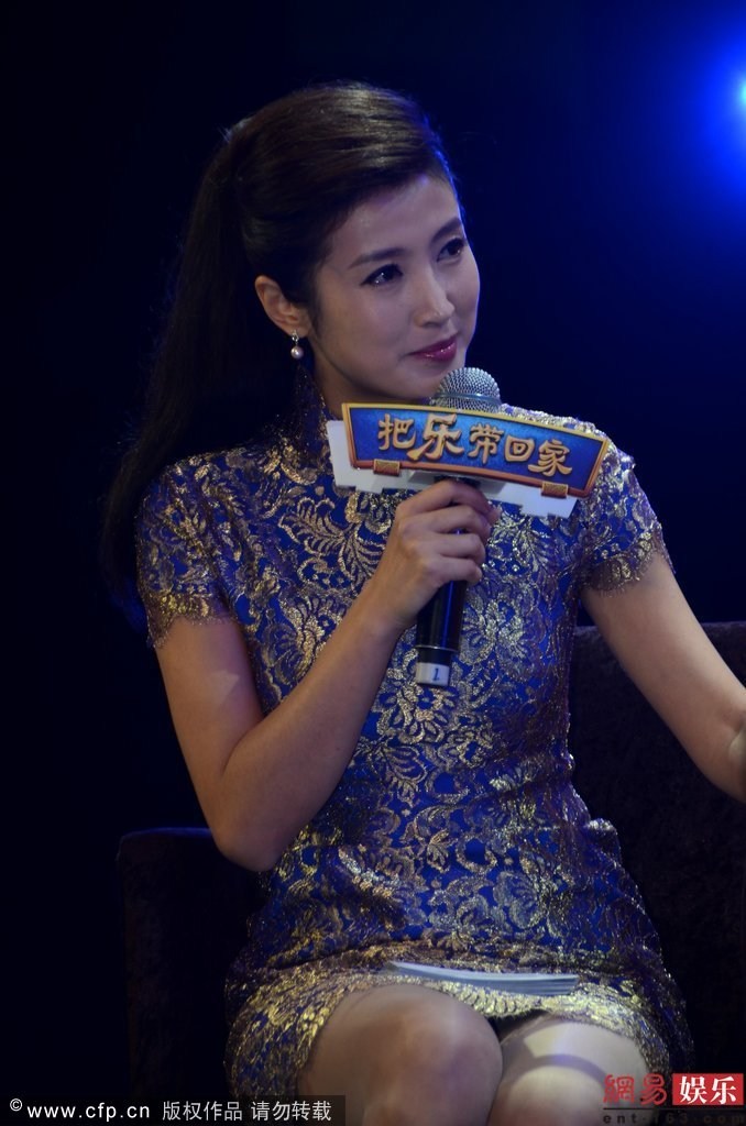 女主持徐春妮着旗袍落座不慎走光_手机网易网