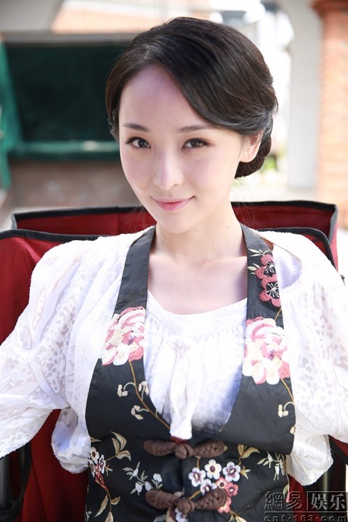 李曼新剧穿越民国 hold豪门名媛霸气外露