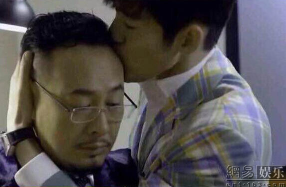 张翰电影"基情"戏码被扒出 拥吻眼镜大叔