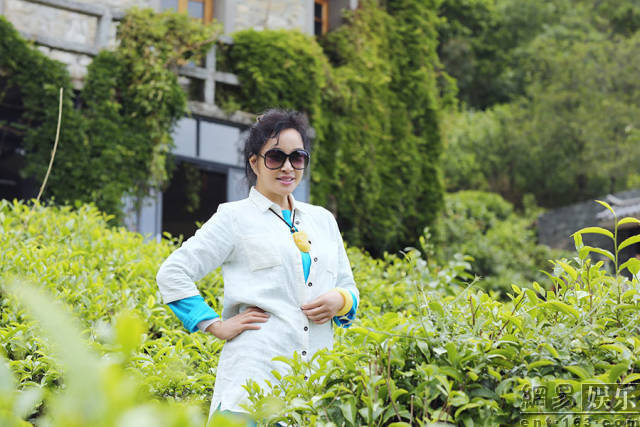 刘晓庆在微博晒出一组在茶树堆里的嫩照，变清纯采茶姑娘，笑容阳光灿烂。网友纷纷夸赞：“这是绿茶妹妹呀。”“不老女神，神采奕奕，风采依旧。”