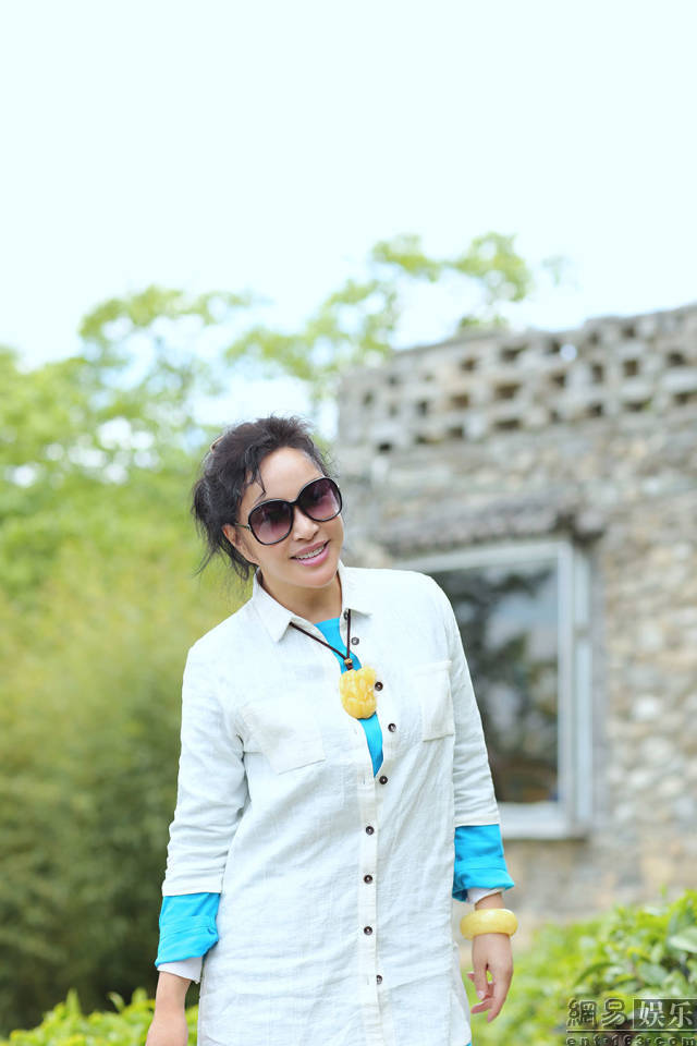 刘晓庆在微博晒出一组在茶树堆里的嫩照，变清纯采茶姑娘，笑容阳光灿烂。网友纷纷夸赞：“这是绿茶妹妹呀。”“不老女神，神采奕奕，风采依旧。”