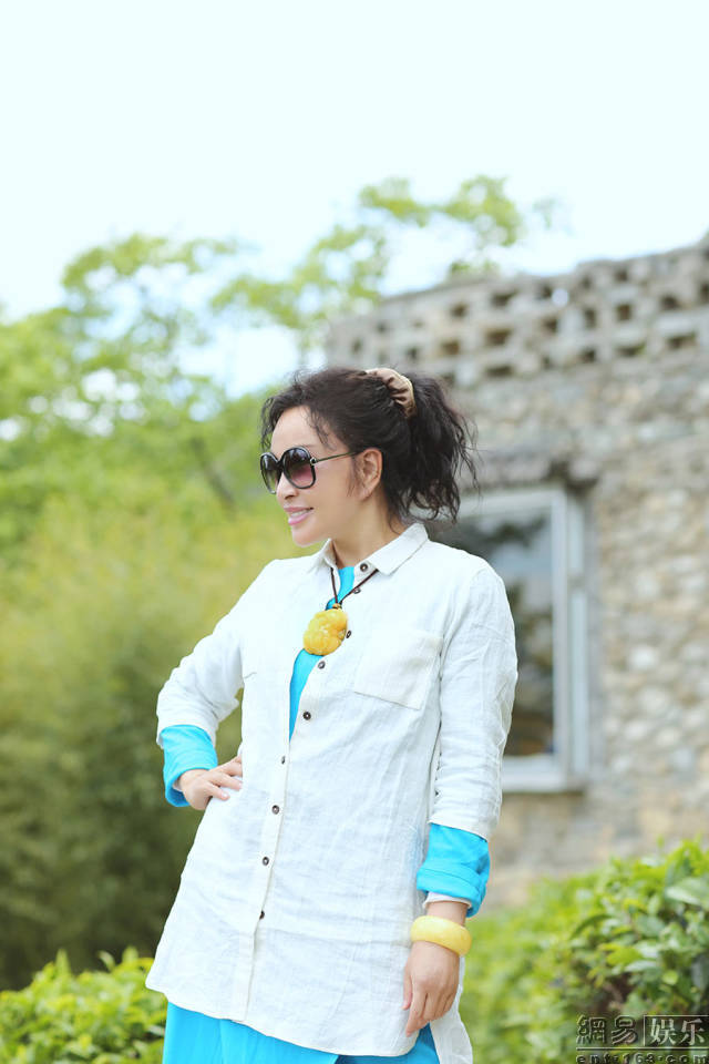 刘晓庆在微博晒出一组在茶树堆里的嫩照，变清纯采茶姑娘，笑容阳光灿烂。网友纷纷夸赞：“这是绿茶妹妹呀。”“不老女神，神采奕奕，风采依旧。”