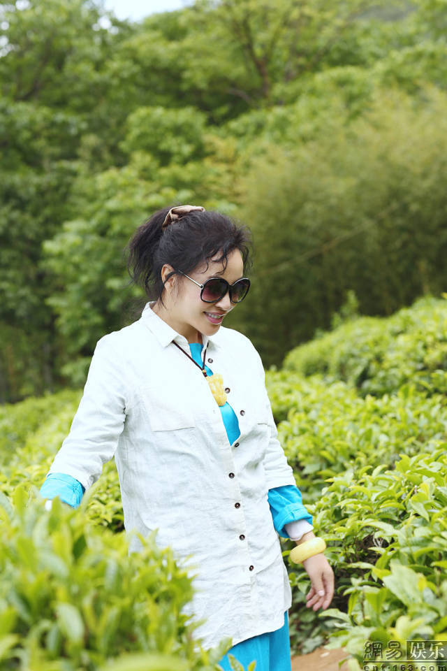 刘晓庆在微博晒出一组在茶树堆里的嫩照，变清纯采茶姑娘，笑容阳光灿烂。网友纷纷夸赞：“这是绿茶妹妹呀。”“不老女神，神采奕奕，风采依旧。”