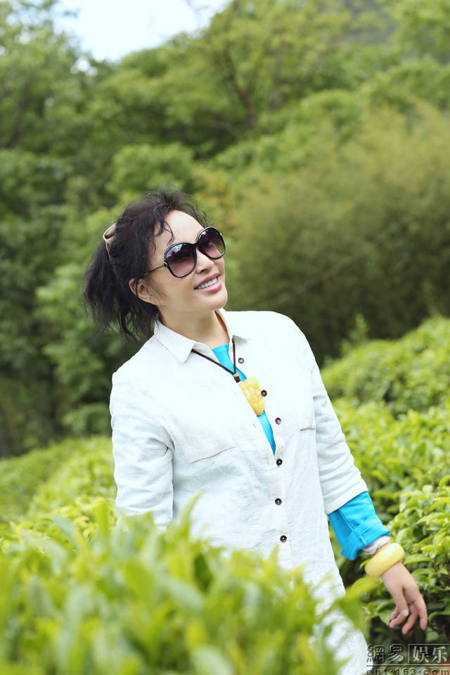 刘晓庆在微博晒出一组在茶树堆里的嫩照，变清纯采茶姑娘，笑容阳光灿烂。网友纷纷夸赞：“这是绿茶妹妹呀。”“不老女神，神采奕奕，风采依旧。”