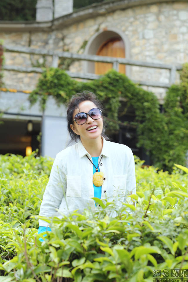 刘晓庆在微博晒出一组在茶树堆里的嫩照，变清纯采茶姑娘，笑容阳光灿烂。网友纷纷夸赞：“这是绿茶妹妹呀。”“不老女神，神采奕奕，风采依旧。”