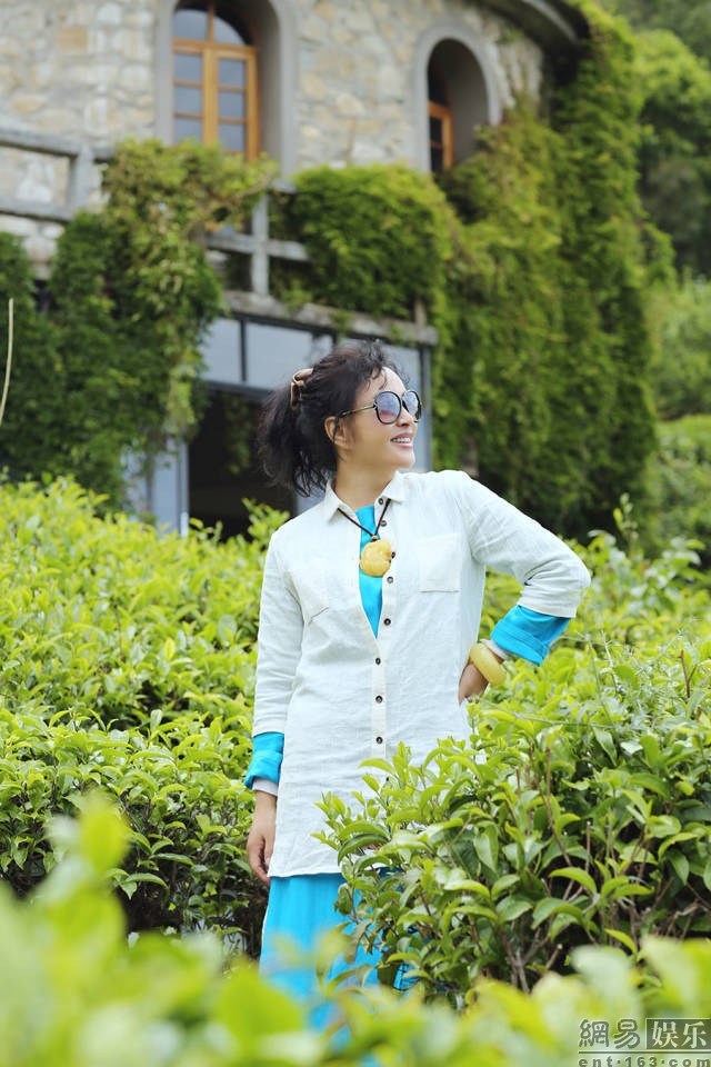 刘晓庆在微博晒出一组在茶树堆里的嫩照，变清纯采茶姑娘，笑容阳光灿烂。网友纷纷夸赞：“这是绿茶妹妹呀。”“不老女神，神采奕奕，风采依旧。”