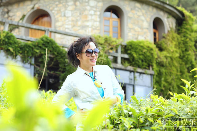 刘晓庆在微博晒出一组在茶树堆里的嫩照，变清纯采茶姑娘，笑容阳光灿烂。网友纷纷夸赞：“这是绿茶妹妹呀。”“不老女神，神采奕奕，风采依旧。”