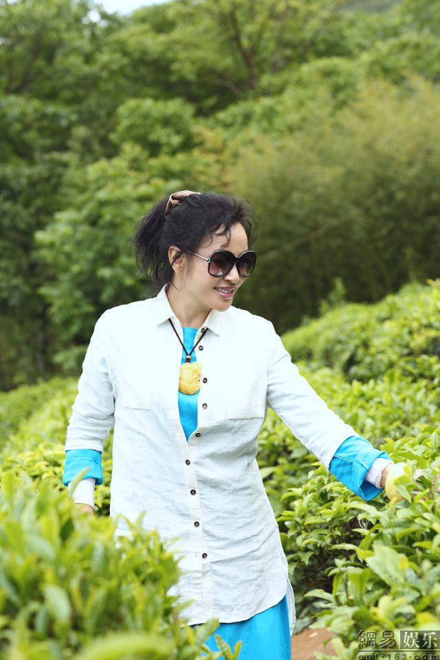 刘晓庆在微博晒出一组在茶树堆里的嫩照，变清纯采茶姑娘，笑容阳光灿烂。网友纷纷夸赞：“这是绿茶妹妹呀。”“不老女神，神采奕奕，风采依旧。”