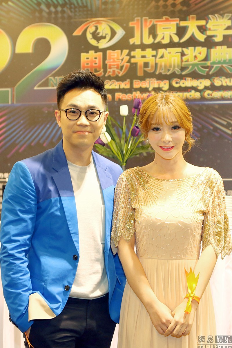 柳岩牵手大鹏亮相大学生电影节