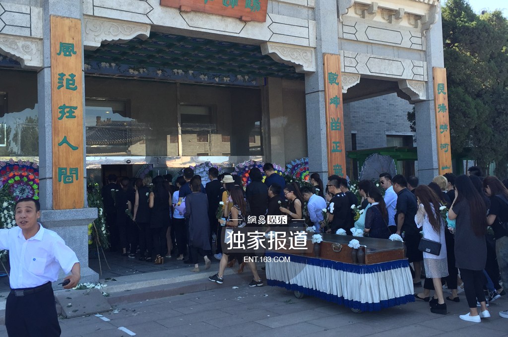 主持人边策追悼会今晨举行 粉丝现场送别