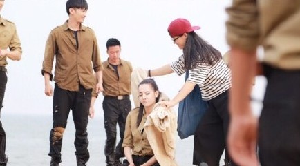 迪丽热巴前日上传了一组自己头裹浴巾偷吃糖的照片，称“吃颗糖都要被张短短拍下来，我真的有点不太开心呢。”网友赞其“大眼萌”、“模样太可爱萌翻了”。