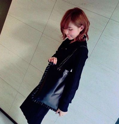 名模益若翼自拍成灵异照双脚竟然凭空消失 手机网易网