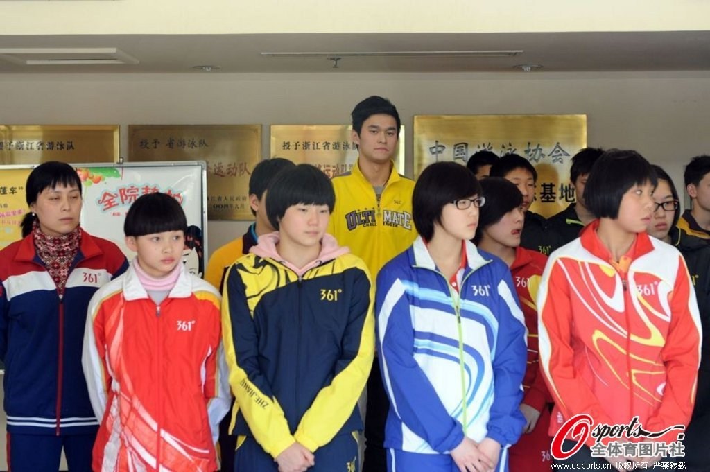 2013年3月4日，孙杨现身训练基地恢复训练，与教练朱志根共同面对媒体。孙杨师徒矛盾终于得到解决，4日下午，孙杨和朱志根的主管部门浙江省体育学院召开新闻通气会，通报师徒矛盾和解的情况。