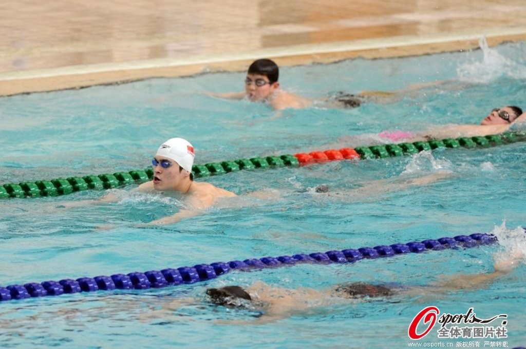 2013年3月4日，孙杨现身训练基地恢复训练，与教练朱志根共同面对媒体。孙杨师徒矛盾终于得到解决，4日下午，孙杨和朱志根的主管部门浙江省体育学院召开新闻通气会，通报师徒矛盾和解的情况。