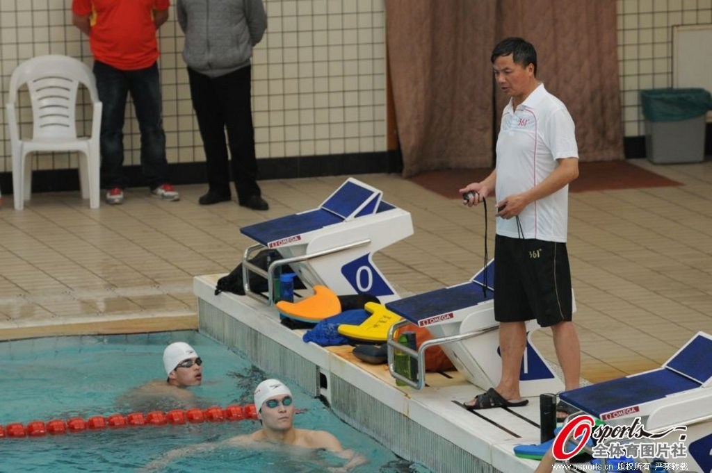 2013年3月4日，孙杨现身训练基地恢复训练，与教练朱志根共同面对媒体。孙杨师徒矛盾终于得到解决，4日下午，孙杨和朱志根的主管部门浙江省体育学院召开新闻通气会，通报师徒矛盾和解的情况。