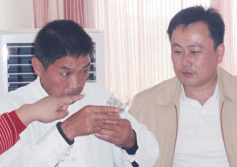 李万江,安徽人。8岁开始跟随祖父练习梅花桩,黑虎拳,擅长技击,爱好周易,八卦,中医,气功。在嵩山少林寺,他以俗家弟子身份,从师少林派大师永汉习练少林功法。1974年李万江在师傅的指导下开始吞嚼豌豆、蚕豆、铝条和玻璃,作为练习硬气功的一种辅助手段。经过一段时间的练习,李万江基本上每天都能吃下一只玻璃杯,到现在他已经吃掉了上万只。