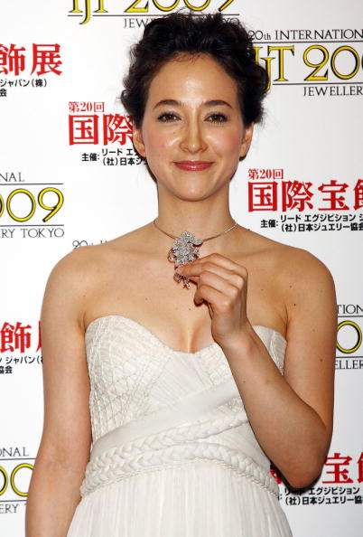 北京时间9月8日，日本东京正式赢得2020年夏季奥运会的主办权，日本著名女主播泷川雅美作为申奥代表团一员上台发言，这位日法混血美女成为人们关注的焦点。泷川雅美出生于1977年，在日本国内人气很高，曾出演了《职业棒球新闻》、《少年TIRE》、《FNN SUPER NEWS》等节目，在今年3月开始转战电台和解说节目，与此同时，日本花边网站也曝光疑似泷川雅美与白人男子的长达40分钟的不雅视频。