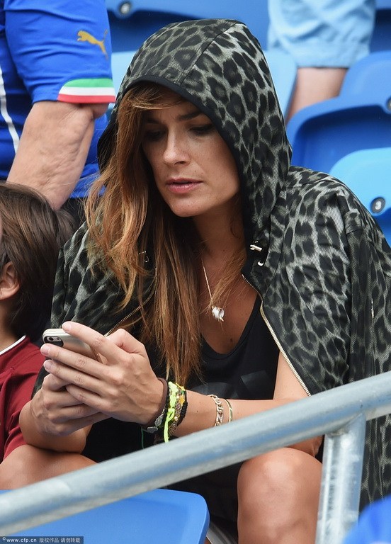 2014世界杯,布冯前妻玩起手机(资料图).(来源:视觉中国)