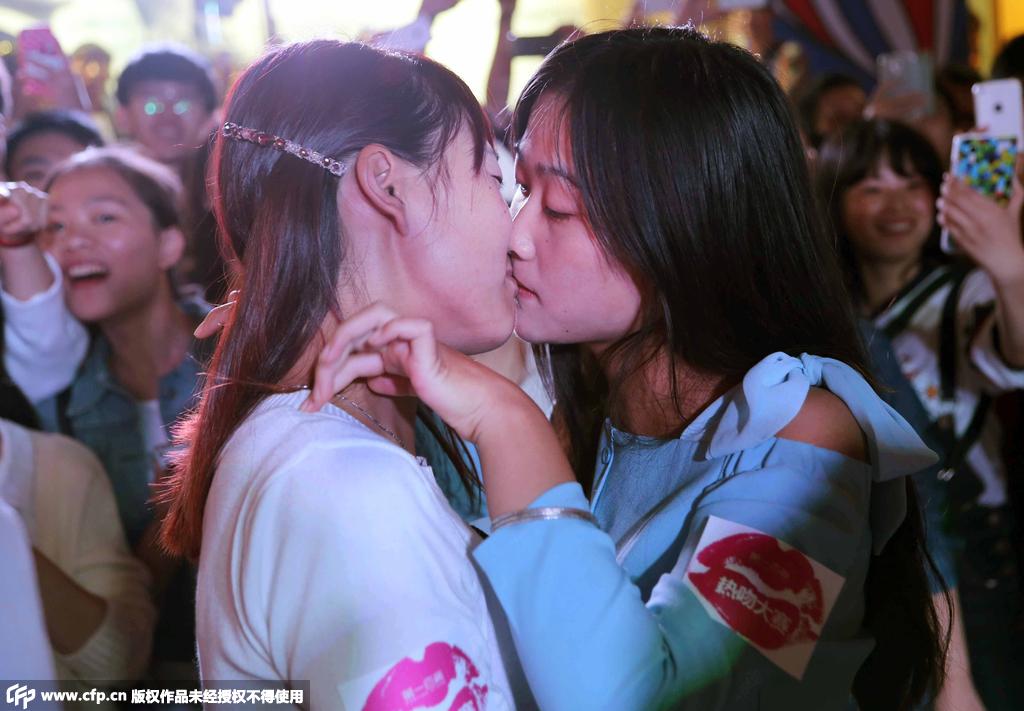 随后，两对“女闺蜜”也加入到了挑战的队伍中。（来源：网易综合）