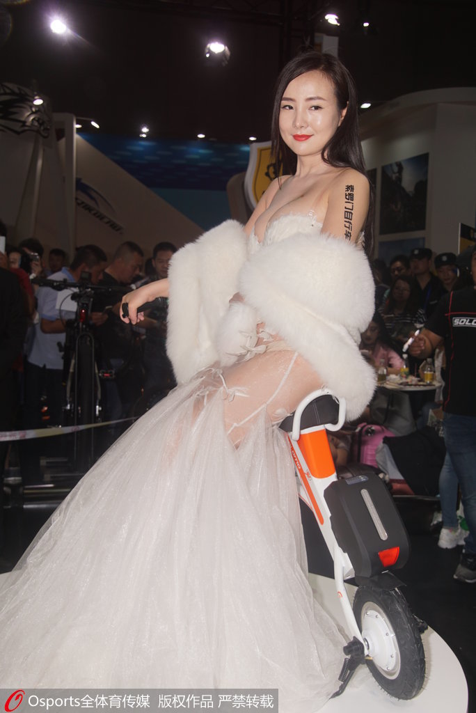 近日，随着里约奥运会的临近，2016中国国际自行车展览会在上海国家会展中心举行。近年来自行车已经成为大众健身的首选运动项目，本次展会上也展示了众多高性能的赛车、极限小轮车...当然展会更少不了车模的助阵，性感宝贝干露露也是在母亲的陪同下出席车展活动，大批安保护驾，架势十足。（来源：osports）
