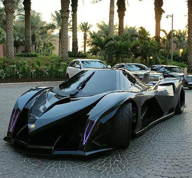 Devel　Sixteen的外观设计极具未来感，有点类似Lamborghini　Veneno、Pagani　Zonda　R和蝙蝠车的综合体，车体设计部分全部皆在迪拜当地的设计公司完成，以大量的碳纤维复合材料打造出除了极具前卫感之外，全车以极度流线的车身曲线创造极低的空气阻力和硕大的尾翼提供高速时强大的下压力道，加上类似F16战斗机尾喷管的排气管设计，让这款车看起来更像是一款未来战车。　