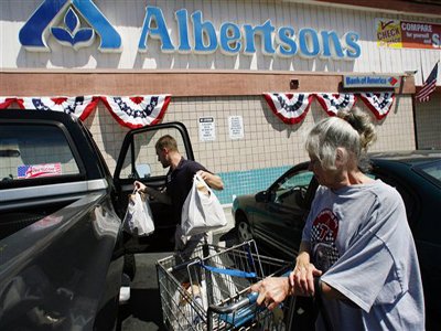 食品杂货店运营商Supervalu旗下拥有艾伯森连锁店(Albertsons)，2012年初宣布将对加州和内华达州的艾伯森连锁店员工裁员2,500人，原因是需求下降。Supervalu在扩大自有品牌商品的种类和销售的同时，也试图削减成本。（来源：网易科技）