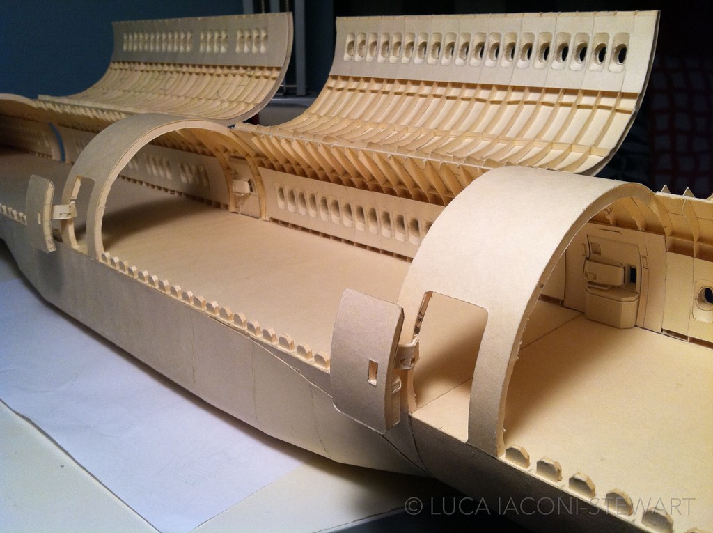 看看机身上已经安装好的舱门，就知道斯图尔特的手工有多么赞了。