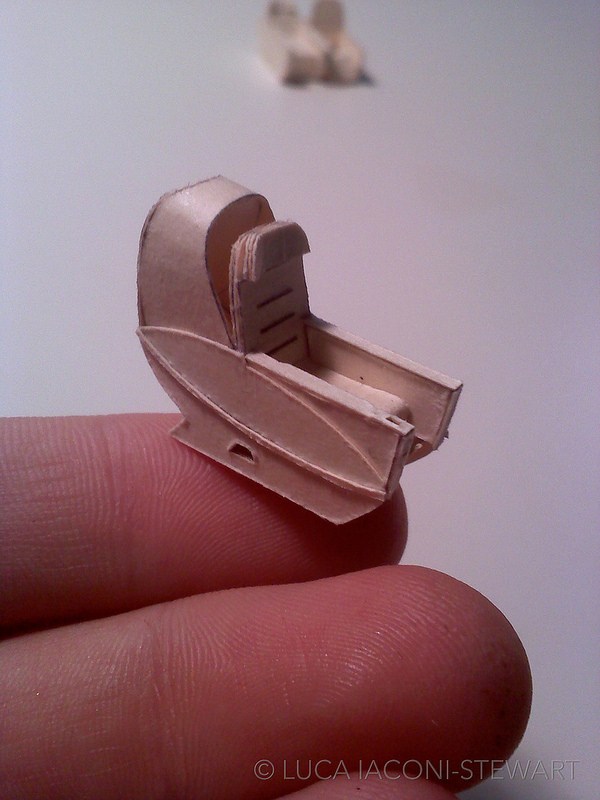 这个商务舱的座位模型虽然小，但却非常精致。波音777的载客量会根据航空公司的具体配置而有所不同，其中美国航空公司的波音777- 300ER客机载客量为386位。