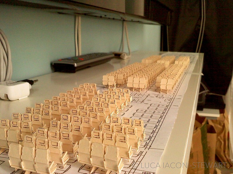 安装之前的经济舱座位，斯图尔特在每个座位上背面还做上了显示屏。