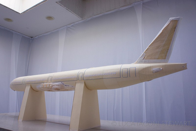 斯图尔特的这个模型是仿照印度航空公司的波音777-300ER的设计图纸仿制而成，所以在涂装的时候应该也会参考印度航空的风格。