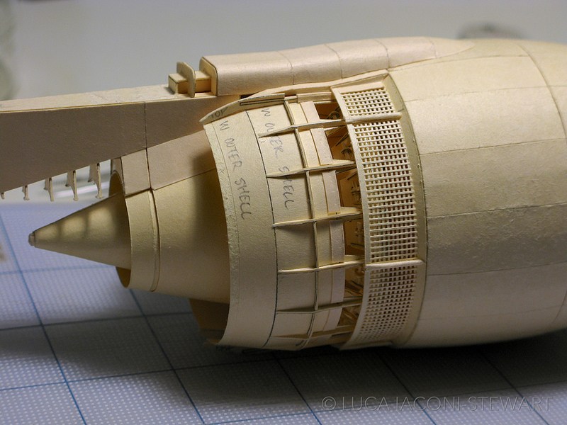 这个反向推进器同样无比精细，上面的网罩竟然是用纸条极其规整地贴上去的。