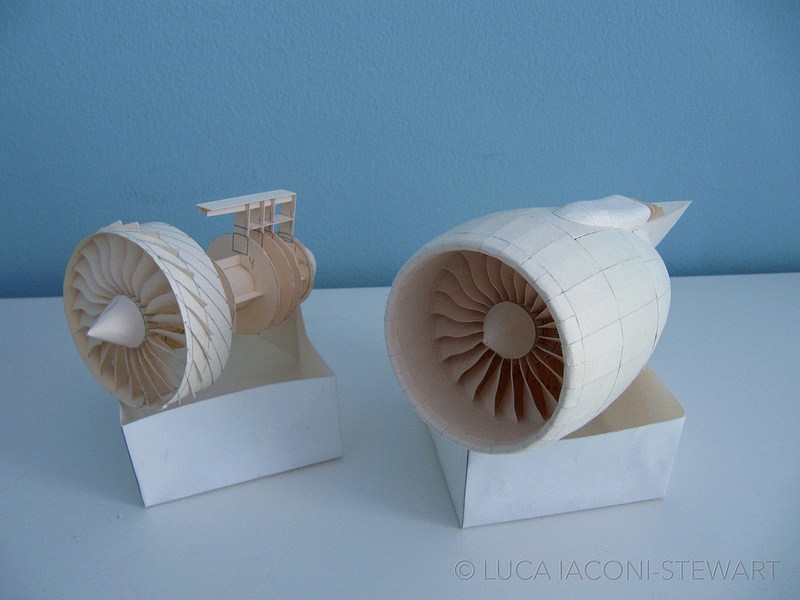 左边是发动机未组装之前的照片，右侧则已经完成组装，看似简单，其实需要做大量的工作。