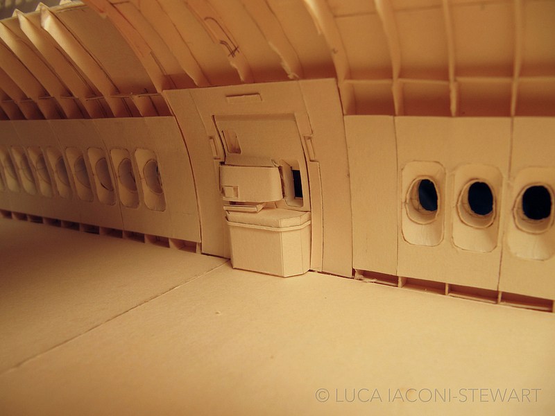 这个舱门已经完成安装，一副以假乱真的模样。