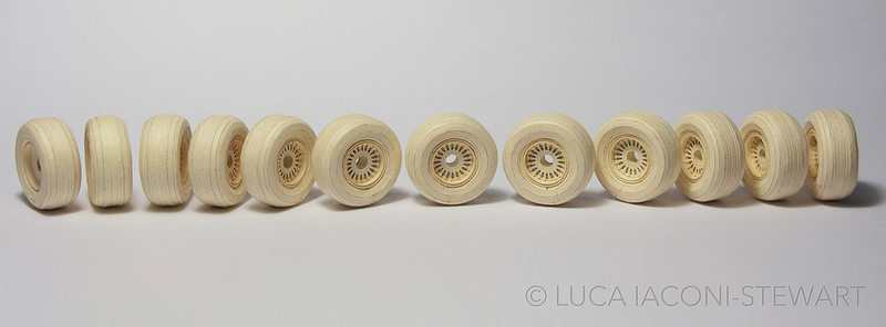 看到这张照片才知道，飞机的主起落架上有这么多轮子。