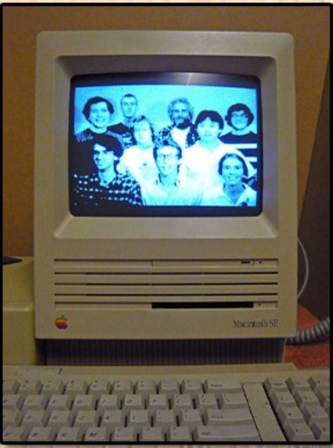 如果你手头有一台苹果在1987年推出的Macintosh SE，那可以尝试按下机身上的开关进入电脑的调试模式，然后在调试模式下键入“G41D89A”，就会看到4张 Macintosh SE 团队的照片。这些照片同样出现在Macintosh IIci、Macintosh IIfx和Quadra 840AV等机型中，只不过操作的指令有所不同而已。 