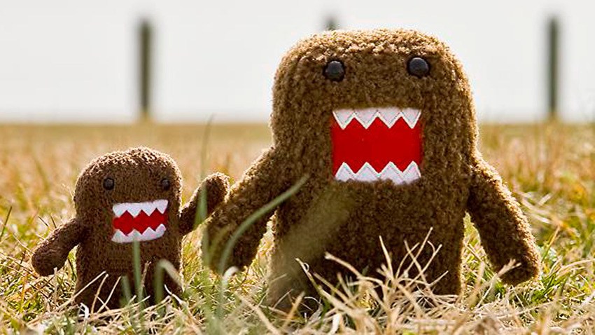 多摩君(Domo)是日本放送协会(NHK)的吉祥物，这个可爱的小怪兽由知名动画人合田经郎(Tsuneo Goda)创造，1999年时首次以静态动画的方式登场。合田经郎接受采访时表示：“有一天晚上，我熬夜到很晚，开始漫无目的的画一些圈圈点点和大概的图形。就在我看着这些图形的时候，我的脑子里冒出了一个故事。这就是多摩君从何而来的故事——它纯粹是由一些简单的图形平凑起来的。”这个小怪兽如今非常受欢迎，已经衍生出漫画动画和各式各样的玩具。