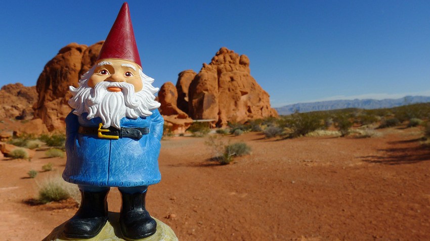 一种恶作剧在上世纪80年代非常流行，人们将他人放在院子里的小矮人(Gnome)塑像偷走，放在不同的地点拍照，然后把这些照片寄回给小矮人雕像的所有者。这种恶作剧一直非常流行，在《天使爱美丽》(Amelie)等影片中我们还能看到这样的桥段。这个恶作剧也赋予了麦金尼广告工作室创意总监飞利浦•马钦顿(Philip Marchington)一个绝佳的创意，他将小矮人形象以及这个恶作剧套路用于旅游网站Travelocity的广告中。这个创意迅速变得非常流行，甚至有了“他”自己的Twitter账户和背景故事。