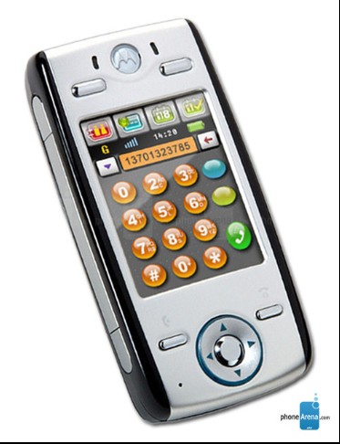 摩托罗拉E680i发布于2004年，是E680的后继机型，运行的是Linux系统。这款机型的配置非常不错，配备了3D立体声扬声器，2.5寸QVGA触摸屏(分辨率为240x320)，触控笔，VGA摄像头，300MHz处理器，支持扩展卡。