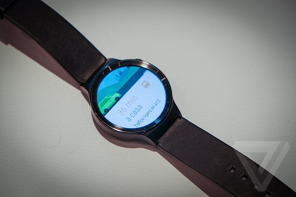 华为今日在巴塞罗那正式发布了首款安卓智能手表：Huawei Watch。其采用经典腕表的圆面表盘设计，配备蓝宝石屏，共有金银黑三种配色，并有多种不同材质的表带可供选择。售价暂未公布，预计于年中上市。
