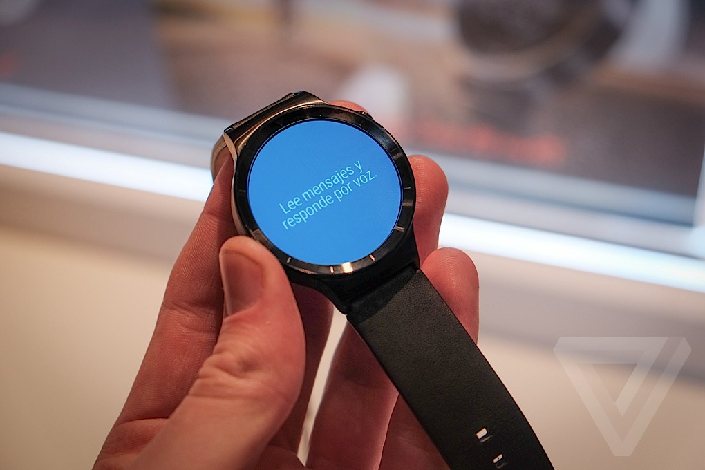 华为今日在巴塞罗那正式发布了首款安卓智能手表：Huawei Watch。其采用经典腕表的圆面表盘设计，配备蓝宝石屏，共有金银黑三种配色，并有多种不同材质的表带可供选择。售价暂未公布，预计于年中上市。