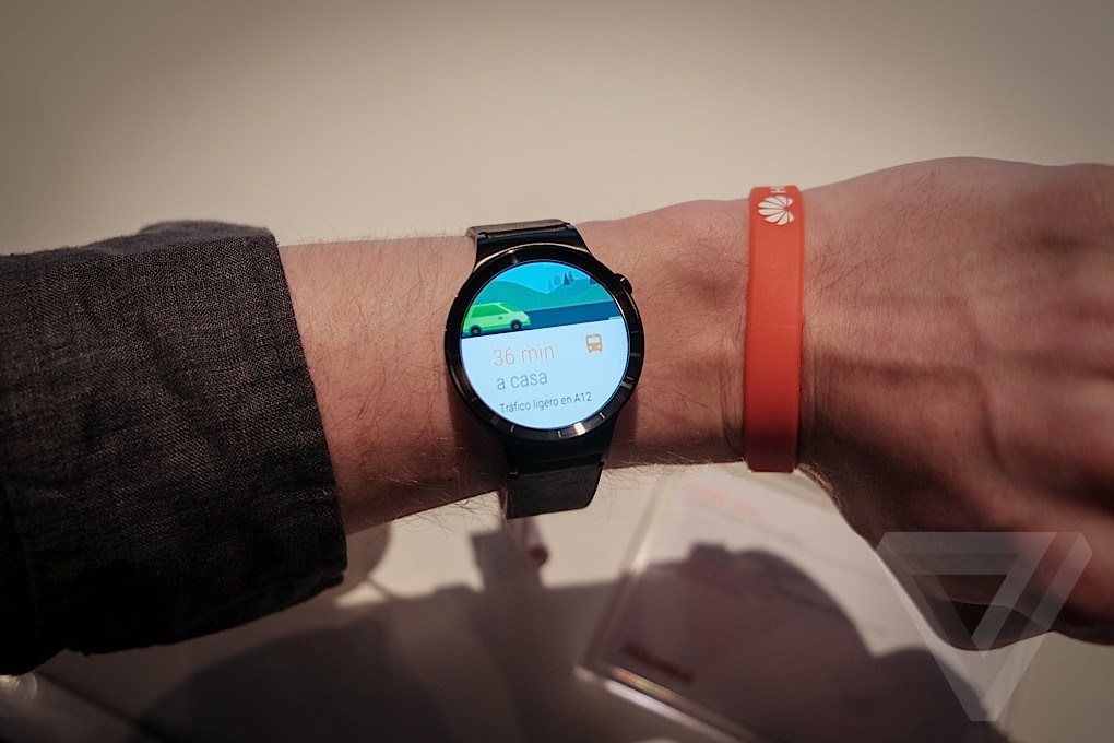 华为今日在巴塞罗那正式发布了首款安卓智能手表：Huawei Watch。其采用经典腕表的圆面表盘设计，配备蓝宝石屏，共有金银黑三种配色，并有多种不同材质的表带可供选择。售价暂未公布，预计于年中上市。