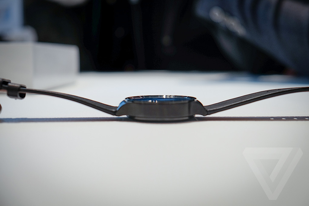 华为今日在巴塞罗那正式发布了首款安卓智能手表：Huawei Watch。其采用经典腕表的圆面表盘设计，配备蓝宝石屏，共有金银黑三种配色，并有多种不同材质的表带可供选择。售价暂未公布，预计于年中上市。