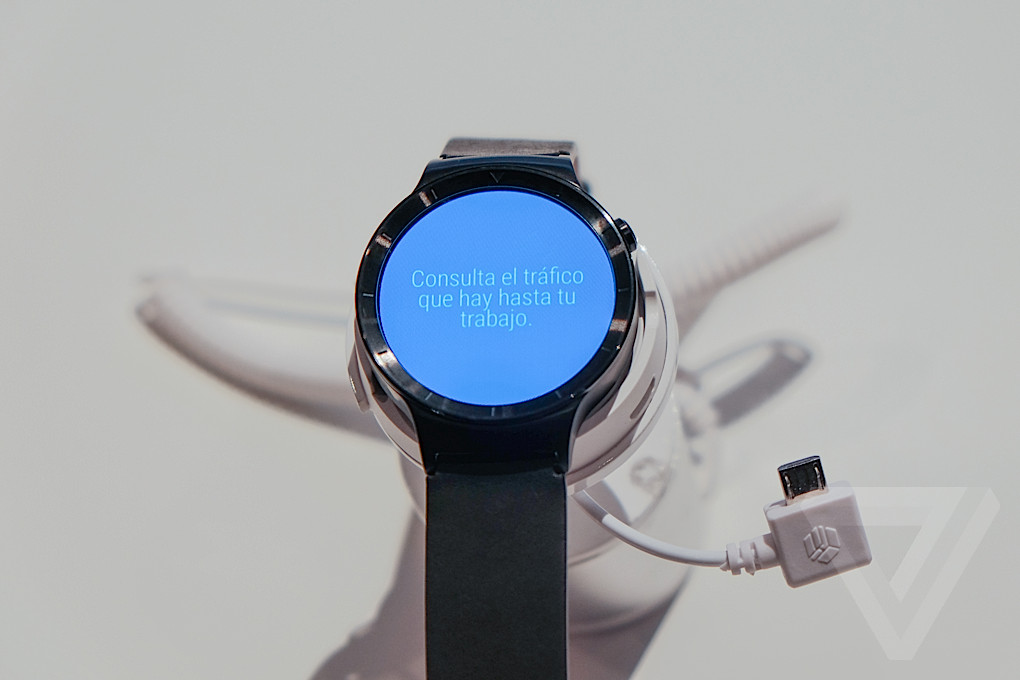 华为今日在巴塞罗那正式发布了首款安卓智能手表：Huawei Watch。其采用经典腕表的圆面表盘设计，配备蓝宝石屏，共有金银黑三种配色，并有多种不同材质的表带可供选择。售价暂未公布，预计于年中上市。