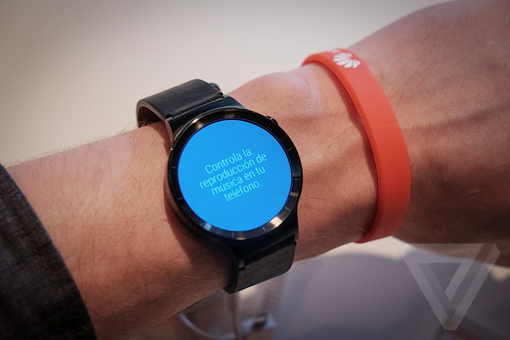 华为今日在巴塞罗那正式发布了首款安卓智能手表：Huawei Watch。其采用经典腕表的圆面表盘设计，配备蓝宝石屏，共有金银黑三种配色，并有多种不同材质的表带可供选择。售价暂未公布，预计于年中上市。