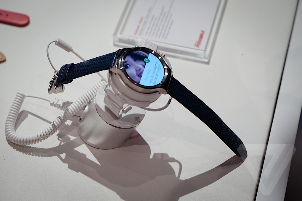 华为今日在巴塞罗那正式发布了首款安卓智能手表：Huawei Watch。其采用经典腕表的圆面表盘设计，配备蓝宝石屏，共有金银黑三种配色，并有多种不同材质的表带可供选择。售价暂未公布，预计于年中上市。