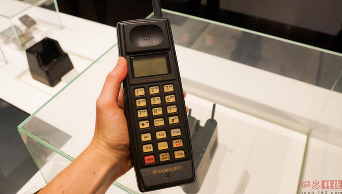 三星于1988年发布第一款手机:SH-100。当时整个手机行业正是摩托罗拉的天下，不过手机的总体售价正在逐步下滑，尽管对于很多普通消费者而言依然是奢侈品，但买的起的人可是越来越多了。