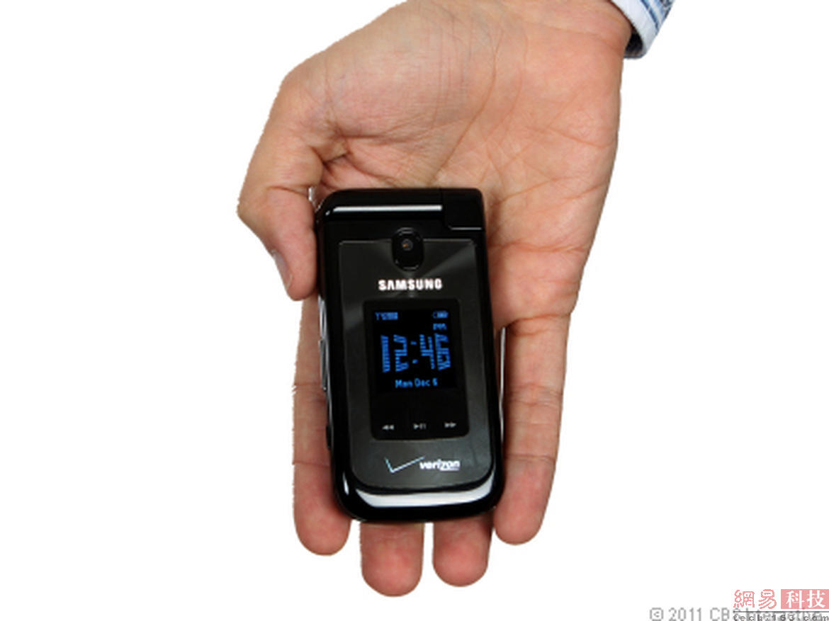 摩托罗拉在1996年推出了第一款翻盖手机，也就是很多人熟知的“掌中宝”StarTAC。1998年三星推出了旗下首款翻盖手机SCH-800，这也是三星首款能够发送和阅读短信的手机。