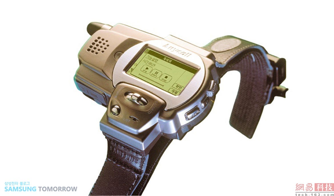 其实三星早在1999年就推出过智能手表，当时该公司发布了一款手表型手机SPH-WP10。这款手机重量仅为39克，支持90分钟通话和60小时待机，三星高层认为这款手机会受到年轻消费者的欢迎。然后年轻消费者们并不觉得这款手机有什么X用。