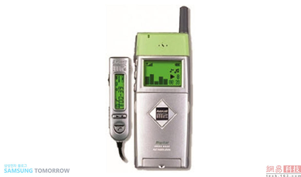 1999年三星又推出了一款“混搭”手机SPH-M2500，这款手机内置MP3播放功能和32M的存储卡，可惜依然在市场上折戟沉沙。