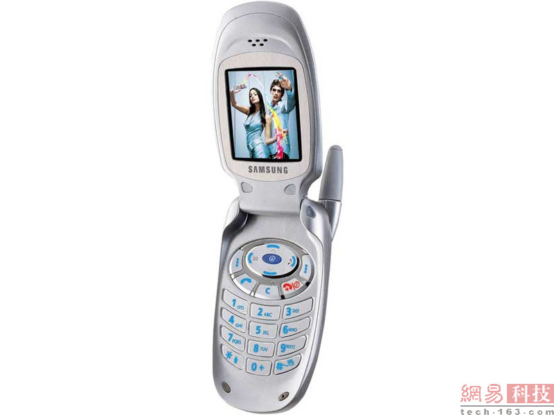 三星历史上共有14款销量突破1000万台的“机皇”，除了我们现在非常熟悉的Galaxy S和Galaxy Note系列之外，还有早期的几款功能机。造型非常经典的贝壳翻盖机SGH-T100是三星第一款卖出1000万台的机型。